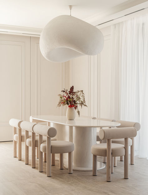 The kitchen with a porcelain tile floor, a porcelain tile island and a similar "wet niche". This is perfectly matched by a custom white stone dining table, designer chairs and a luxurious huge KHMARA lamp above everything.
The walls of the room are decorated with panels with moldings and backlighting in a calm light palette. All this creates the feeling of an exquisitely cozy house of the classic "golden" era, but in a modern minimalist way. White Aesthetic Dining Room, Neoclassical Dining Room Interior Design, Neoclassical Interior Dining Room, Minimalist Dining Area, Dining Table Marble Luxury, Tile Island, Modern Classic Chair, Open Kitchen And Dining, Lux Marble Dinning Room Table