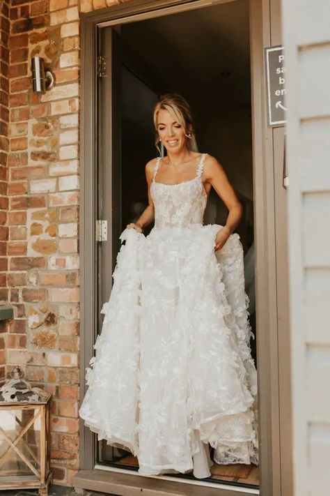 Gooey Wedding Dress, Lace Align Wedding Dress, Classy Wedding Dress A Line, Early Summer Wedding Dress, White On White Work Outfit, Wedding Dresses Lace Elegant, A Line Applique Wedding Dress, Wedding Dresses Size 8-10 Models, Wedding Dress With Pretty Back