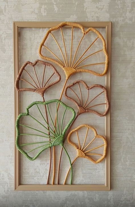 Diy Wall Hanging Ideas, Macrame Flower Wall Hanging, Come Intrecciare, Wall Hanging Design, Simpul Makrame, Wall Hanging Ideas, Macrame Flower, Wall Hanging Designs, Flower Wall Hanging