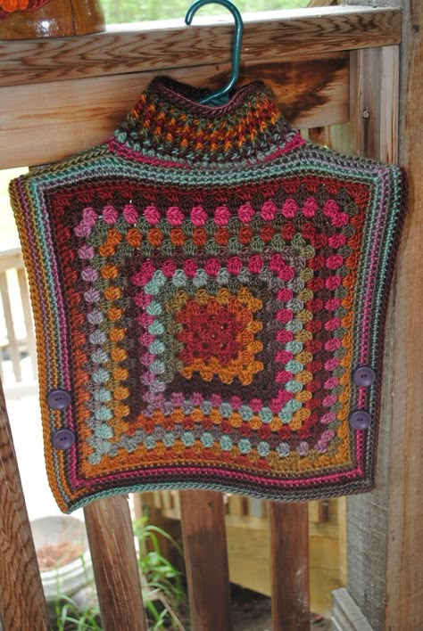 Granny Square Poncho Pattern, Square Poncho Pattern, Granny Square Poncho, Sunburst Granny Square, Crochet Squares Afghan, Arizona Sunset, Gilet Crochet, Poncho Crochet, Stil Boho