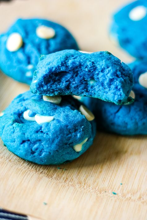 Blue Chocolate Chip Cookies, Colorful Dessert Recipes, Blue Snacks, Funfetti Cake Mix, Blue Desserts, Blue Cookies, Easy Chocolate Chip Cookies, Blue Chocolate, Blue Food