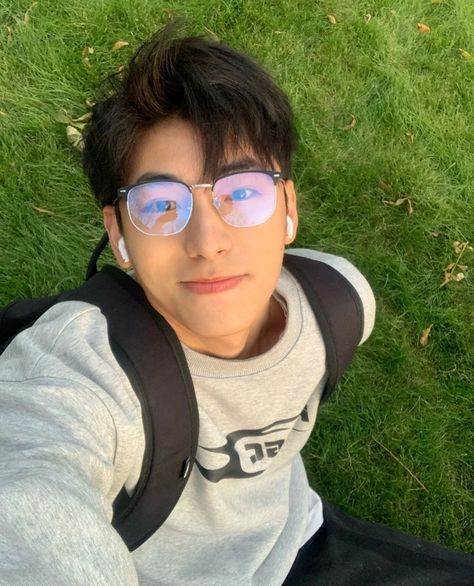 Asian Glasses, Nerdy Guys, Cute Nerd, Boys Glasses, Handsome Asian Men, Square Eyeglasses, Danang, Cute Asian Guys, Wearing Glasses