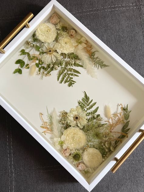 Epoxy Flower Tray, Dried Flower Resin Tray, Resin With Dried Flowers, Floral Resin Tray, Floral Resin Art, Resin Trays Ideas, Resin Tray Ideas, Flower Resin Tray, Diy Resin Tutorial