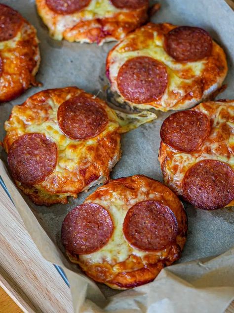 Mini Lunchbox Pizza, Pizza Lunch Ideas For Kids, Pizza Meal Prep, Slow Cooker Breakfast, Pizza Recipes Easy, Home Edit, Mini Pizzas, Appetizer Ideas, Homemade Sausage