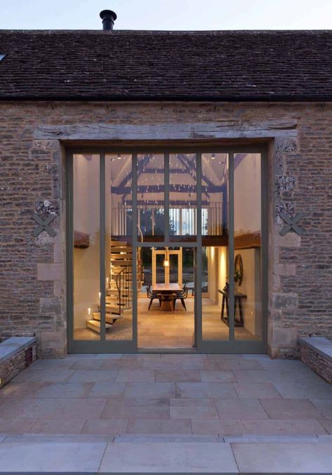 Architecturally striking barn conversion in the Cotswolds Barn Conversion Exterior, Barn Conversion Interiors, Contemporary Barn, Barn Interior, Barn Renovation, Converted Barn, Casa Country, Contemporary Exterior, Stone Barns