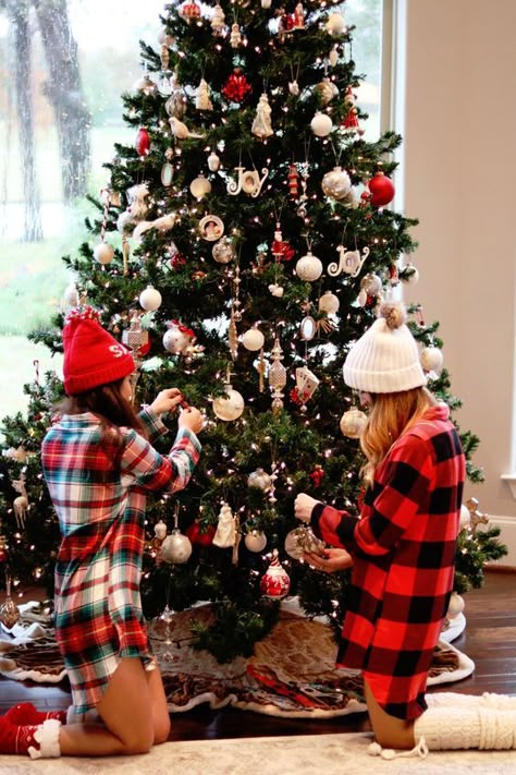 Christmas Pictures Friends, Cute Christmas Pajamas, Bff Christmas, Christmas Pajama Party, Christmas Sleepover, Pictures Friends, Christmas Pics, Christmas Photoshoot, Christmas Vibes