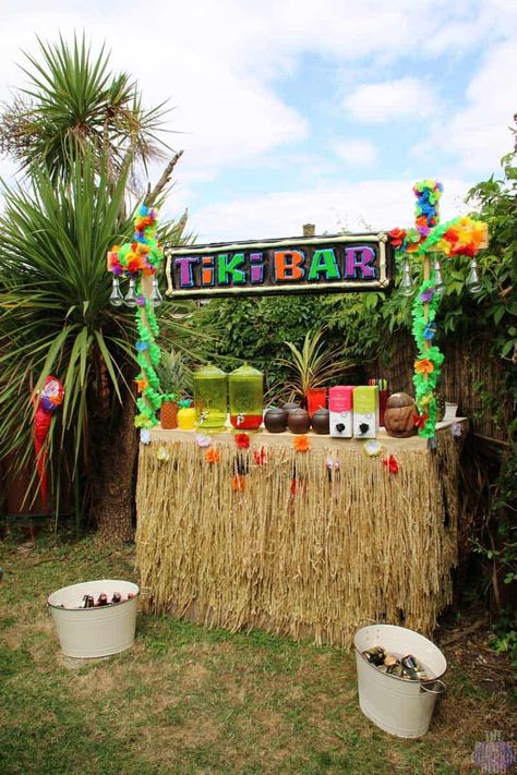 Tiki Party Decorations, Hawaii Birthday Party, Tropisk Fest, Luau Party Food, Hawaii Themed Party, Caribbean Party, Luau Party Ideas, Hawaiian Party Theme, Tropical Birthday Party