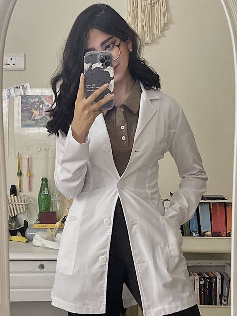 Nurse Aesthetic Pictures, Scientist Outfit Women, Lab Outfit Science, Student Nurse Aesthetic, Doctor Outfit Women, Medical School Outfit, Doctor Work Outfit, Psychologist Outfit, Dental Aesthetic