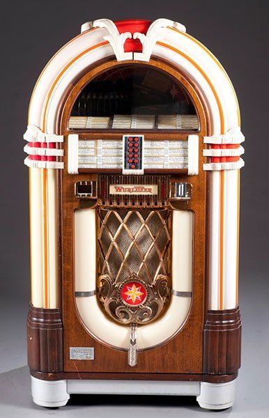 Wurlitzer jukebox Juke Box Vintage, Jukebox Vintage, Juke Joints, Cassette Audio, Music Machine, Pinball Machines, Records Vinyl, Juke Box, Retro Diner