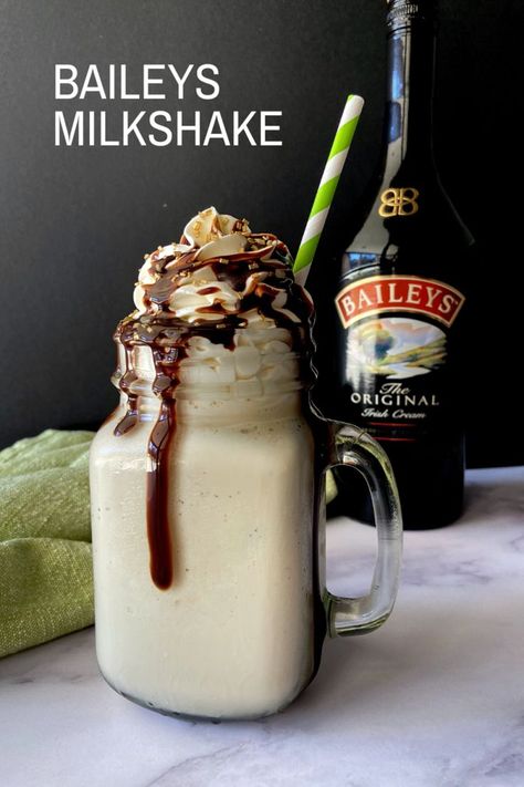 Baileys Milkshake, No Spread Sugar Cookies, Boozy Milkshakes, Baileys Recipes Drinks, Alcoholic Milkshake, Baileys Irish Cream Recipes, Boozy Treats, Boozy Milkshake, Baileys Recipes