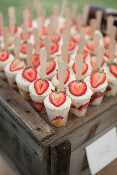 16 Fun Ideas for Bridal Shower Food. Love these Strawberry Shortcake Cups! Strawberry Shortcake Party, Rustic Wedding Decorations, Bridal Shower Food, בר מצווה, Wedding Shower Ideas, Snacks Für Party, Shower Food, Wedding Desserts, Sheet Cake