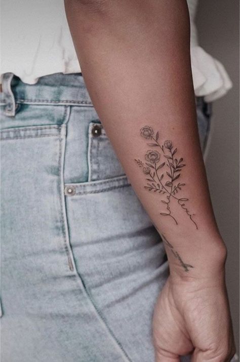 Mutterschaft Tattoos, Mom Tattoo Designs, Mommy Tattoos, Beautiful Flower Tattoos, Writing Tattoos, Mother Tattoos, Forearm Tattoo Women, Birth Flower Tattoos, Shoulder Tattoos For Women