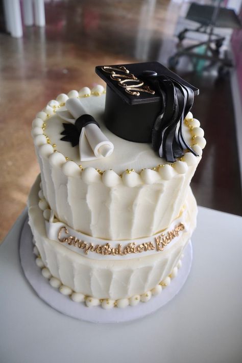 Grad Cake Designs, Cake Table Graduation, Graduation Party White And Gold, Graduation Cake 2023, Simple Grad Cake, Birthday And Graduation Cake, Graduation And Birthday Cake Together, Grad Party Cake Ideas, Modern Graduation Cake