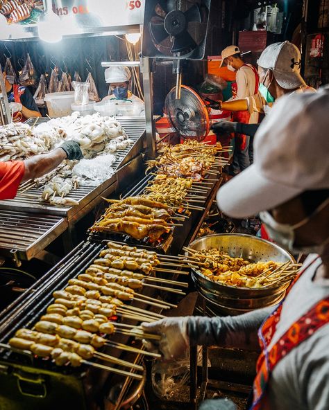 Let’s talk food for a minute, fam! Bangkok, Thailand, is an extremely diverse spot to entertain any type of adventure, whether it be food, culture, nightlife, shopping, or everything in between! But a must-do on the list is exploring Yaowarat, aka Chinatown in Bangkok, Thailand. This vibrant neighborhood is a sensory overload with its wildly crowded markets, aromatic street food, street performers, honking tuk-tuks, and colorful neon lights. Whether you’re sampling delicious dim sum, browsin... Chinatown Bangkok Thailand, Thailand Street Food, Bangkok Street Food, Street Food Thailand, Thailand Aesthetic, World Street Food, Bangkok Street, Japan Core, Bangkok Shopping