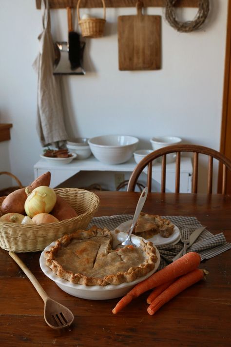 Round Steak Pot Pie Steak Pot Pie, Rustic Meals, Acnh Room Ideas, Oregon Style, Baking Savory, Autumn Foods, Farm Aesthetic, Rustic Food, Rustic Recipes