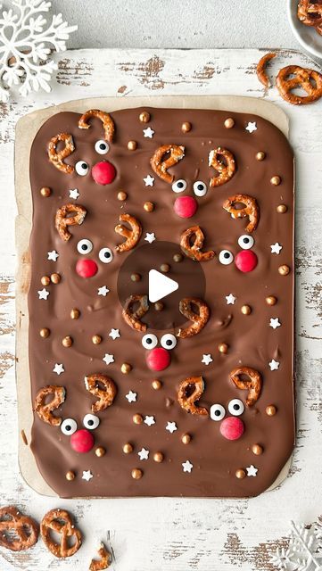 Kristel Talie on Instagram: "Rudolph Chocolate Bark✨ 
The most adorable festive treat to try this Christmas! It’s so easy and customizable. My toddler absolutely loved making (and eating!) this chocolate slab🍫

Ingredients

300g of your favorite chocolate (I used milk chocolate)
1 tsp coconut oil
Pretzels cut in half
Red candy for the nose
Edible eyes
Sprinkles of choice (I used stars and pearls)

Melt the chocolate with the coconut oil in the microwave in 30 second intervals, mixing in between until smooth and glossy. Place a baking sheet on a tray and pour over the chocolate. Using a spatula, smooth the chocolate evenly to form a rectangular shape. Place the red candy for the nose, followed by the eyes and pretzel antlers. Repeat until you fill the chocolate slab with reindeers. Sprinkl Christmas Traybake Ideas, Reindeer Shaped Food, Chocolate Slab Ideas, Chocolate Bark Ideas, Christmas Chocolate Bark, Chocolate Christmas Cake, Chocolate Bark Christmas, Christmas Hosting, Edible Eyes