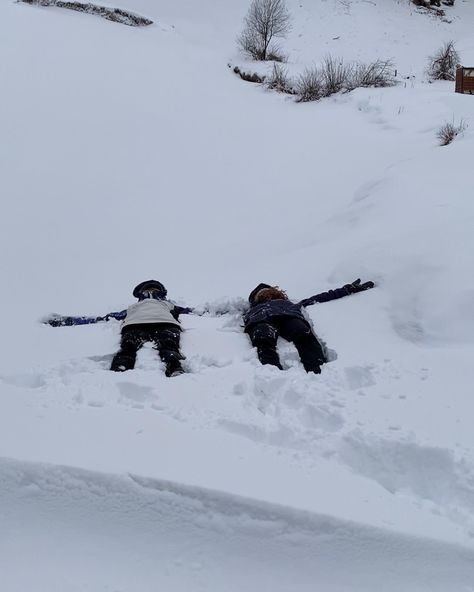 #sisters #siblings #ski #winter #austria #aethstetic Close Siblings Aesthetic, Chaotic Siblings Aesthetic, Little Siblings Aesthetic, Siblings Aesthetic Sisters, Sibling Goals Aesthetic, Winter Aethstetic, Siblings Brother And Sister Aesthetic, Sibling Aesthetic Brother And Sister, Black Siblings Aesthetic