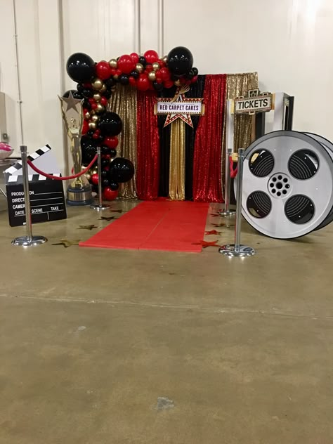 Balloon backdrop/props Hollywood Theme Photo Backdrop, Old Hollywood Ball Theme, Prom Dance Decorations, Oscar Photo Booth, Hollywood Photo Backdrop, Old Hollywood Photo Backdrop, Vip Decoration Ideas, Bollywood Decoration Ideas, Hollywood Theme Backdrop