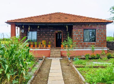 Farmhouse Ideas India, Brick Farmhouse Plans, Old Kerala Traditional Houses, Farmhouse Design India, Small Farmhouse India, Farm Houseplans India, Indian Farmhouse Design, Small Village House Design, Farmhouse India