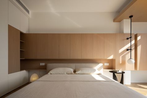 L Wardrobe Design, Bedroom Reference, L Wardrobe, Bed Headboard Storage, Estilo Japandi, Space Research, Hostel Room, Minimalism Home, Hunan China