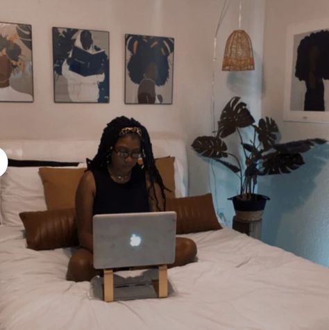 bedroom decor afro girl black girl draw macbook bed Brown Sugar Aesthetic, Afro Boho Bedroom, Afro Boho Decor, Sugar Aesthetic, American Room, Afro Boho, 2024 Bedroom, Girl Draw, Girl Apartment