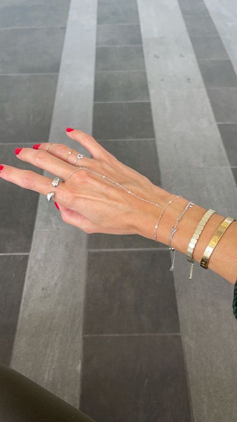 Hand Jewelry Rings, Hand Jewellery, Hand Chain Bracelet, Ring Bracelet Chain, Paris Mode, Hand Bracelet, Dope Jewelry, Classy Jewelry, Stacked Jewelry