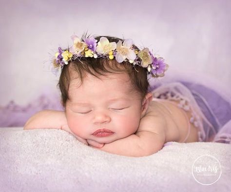 Baby Boy Newborn Photography, Foto Newborn, Baby Pictures Newborn, Anne Geddes, Newborn Photography Poses, Newborn Baby Photoshoot, Halo Headband, Head Wreath, Floral Halo