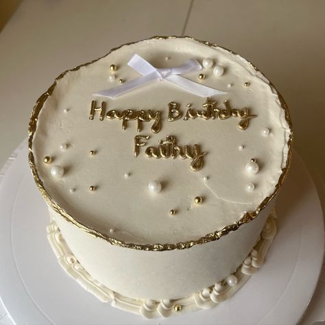 ☁️✨ Cake details: 2 layer 6 inch #yyccakes #cakedecorating #cakeinspo #cakedecorating #explorepage Birthday Cake Layers, Simple Cute Birthday Cakes, Simple Layer Cake, 2 Layer Cake, Gold And White Cake, Birthday 19, Golden Birthday Cakes, 19th Bday, 2 Layer Cakes