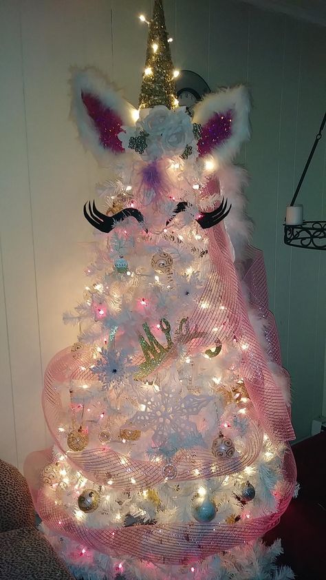 Snow Christmas Tree Ideas, Funny Christmas Trees, Unicorn Hot Chocolate Recipe, Hello Kitty Xmas, Unicorn Tree, Unicorn Christmas Tree, Diy Christmas Light Decorations, Unicorn Hot Chocolate, Christmas Tree Festival