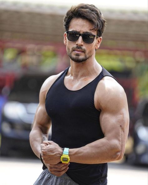 Heropanti 2, Tiger Shroff Body, Fit Actors, Black Blazer Men, Bollywood Men, Bollywood Images, Allu Arjun Images, Tiger Love, Blazer Men