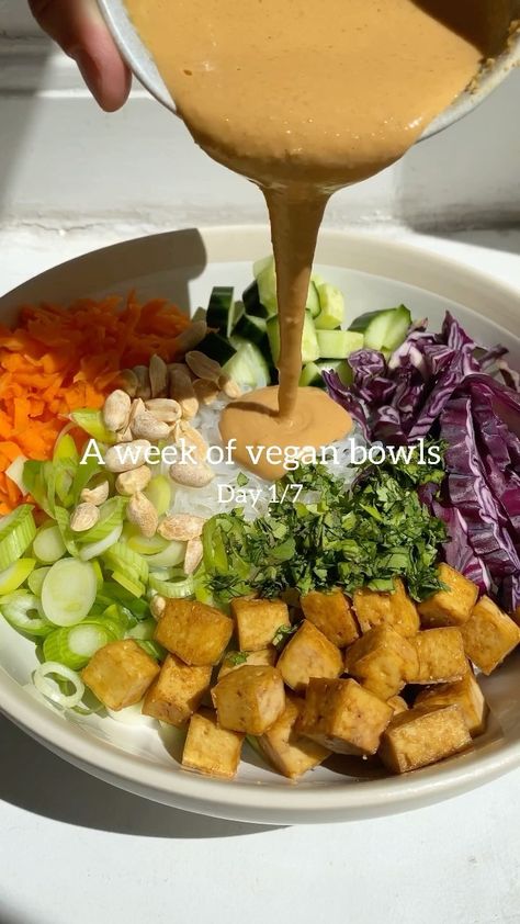 weareveano on Instagram: The best rice noodle bowl 😍 Day 1/7 A week of vegan bowls, day 1 🌱There’s honestly no better meal to kick off the week than this light,… Noodle Bowl Recipes, Rice Noodle Bowl, Vegan Bowl Recipes, Noodle Bowls Recipes, Bowl Recipes Easy, Vermicelli Recipes, Vegetarian Stuffed Peppers, Rice Recipes Vegan, The Best Rice