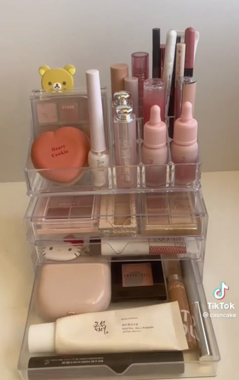 Makeup Holder Aesthetic, Aesthetic Skin Care Organization, Cute Makeup Setups, Korean Makeup Organization, Makeup Organization Desk, Korean Vanity, Makeup Organization Aesthetic, Makeup Organiser, Makeup Display