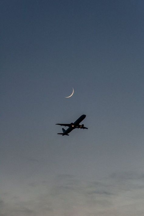 Plane Photography, Flying In The Sky, Airplane Wallpaper, Airplane Photography, Yennefer Of Vengerberg, Photographie Portrait Inspiration, Shotting Photo, Japon Illustration, Wallpaper Vintage