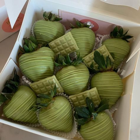 Matcha Covered Strawberries, Green Chocolate Covered Strawberries, Chocolate Strawberry Ideas, Green Strawberries, Nail Inspo Pink, Dipped Treats, Business Manifestation, Letter Cakes, Strawberry Ideas