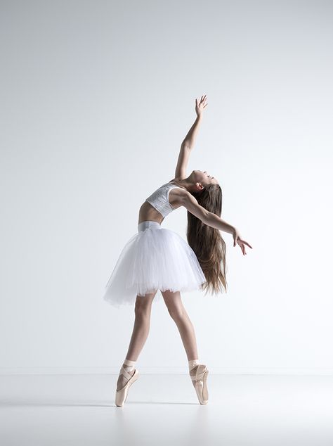 Pointe Photography, Girl Ballerina, Ballet Reference Poses, Pointe Dance Poses, Pointe Shoe Poses, Ballet Pointe Poses, Dance Poses Pointe, Pointe Photoshoot Poses, Easy Ballet Poses For Pictures