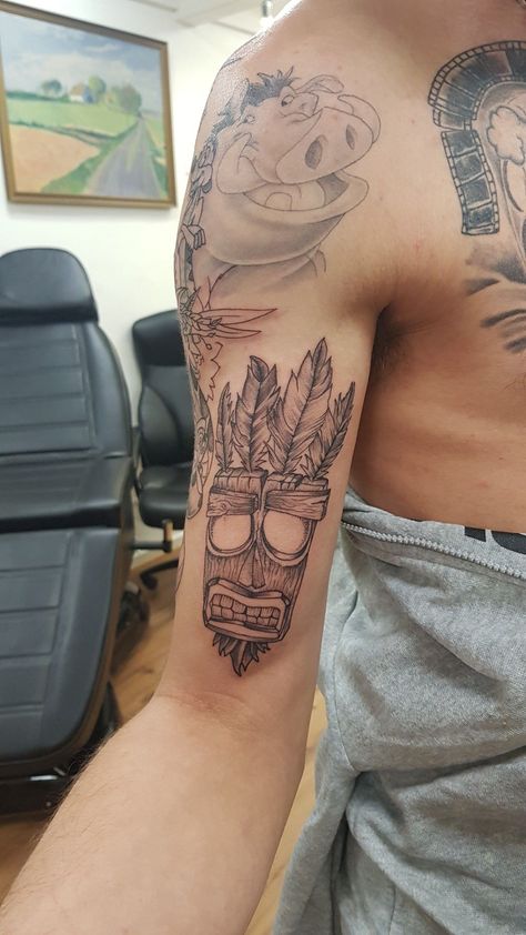 Aku Aku Tattoo, Crash Bandicoot Tattoo, Surfer Tattoo, Trippy Tattoo Ideas, Trippy Tattoo, Tiki Tattoo, Stitch Tattoo, Gangsta Tattoos, Alien Tattoo