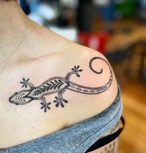 By @sweetlewtattoo "Super cool #memorialtattoos yesterday for @myrandacochran I love the placement of both these!!! 🔥🔥🔥" #alchemytattoocollective #stltattooartist #lizardtattoo #moontattoo #finelinetattoo Mandala Lizard Tattoo, Lizard Tattoo Minimalist, Aztec Lizard Tattoo, Lizard Outline Tattoo, Lizard Tattoo Cute, Lizard Tattoo Ideas, Small Lizard Tattoo, Leopard Gecko Tattoo, Southwest Tattoo