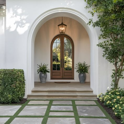 29 Home Entrance Ideas to Inspire Architectural Design Mediterranean Front Entrance, Arched Front Door Entryway, Villa Entrance Design, Mediterranean Entrance, Mediterranean Front Door, Spanish Style Front Door, Mediterranean Door, Mediterranean Front Doors, Home Entrance Ideas