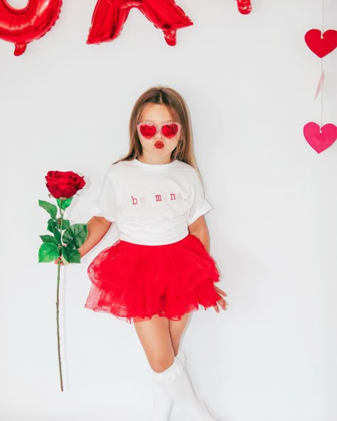 Indoor Valentines Day Photoshoot Kids, Valentine Kids Photoshoot Ideas, Valentines Day Toddler Photoshoot, Girls Valentine Outfits, Valentines Day Kids Photoshoot, Valentine Family Photo Ideas, Valentines Photoshoot Kids, Family Valentines Day Photoshoot, Valentines Baby Photoshoot