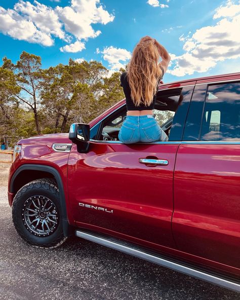 Truck Pose idea Outdoor Boudiour Ideas With Truck, Truck Poses Photo Ideas, Pickup Truck Photoshoot, Truck Poses, Truck Pics, Hoco Pics, Truck Photo, Truck Girl, Female Posing