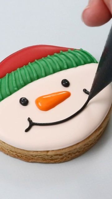 Round Snowman Cookies, Christmas Sugar Cookie Cutouts, Fancy Decorated Cookies, Christmas Cookie Decorating Contest, Christmas Cutout Cookie Decorating Ideas, Christmas Cookie Ideas Decorated Easy, Simple Christmas Decorated Cookies, Round Decorated Christmas Cookies, Sugar Cookie Christmas Designs