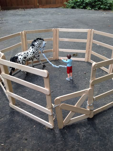 Diy Horse Stable Toy, Schleich Horse Ideas, Schleich Horse Crafts, Diy Schleich Horse Barn, Schleich Horses Stable Diy, Diy Schleich Horse Stuff, Schleich Diy Accessories, Schleich Crafts, Horse Crafts Kids