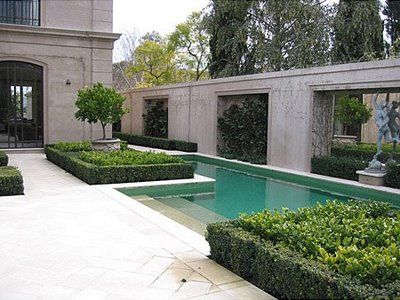 Laurel Hedge, Moderne Pools, Glamour Home, Stone Pool, Southern Accents, Pool House Plans, French Exterior, Contemporary House Exterior, Classic Villa