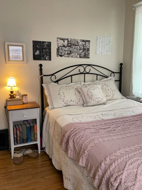 Desk Bed Layout, 1920s Interior Design Bedroom, Cottage Boho Bedroom, Metal Bed Frame Aesthetic, Light Academia Dorm Room, Grandma Bedroom Aesthetic, Twin Bed Aesthetic, Simple Minimalist Bedroom, Morning Bedroom