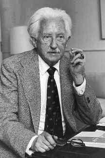 Photo of Erik Erikson Erikson Theory, Famous Psychologists, Erikson Stages, Erick Erickson, Stages Of Human Development, Psychosocial Development, Erik Erikson, History Of Psychology, Social Identity