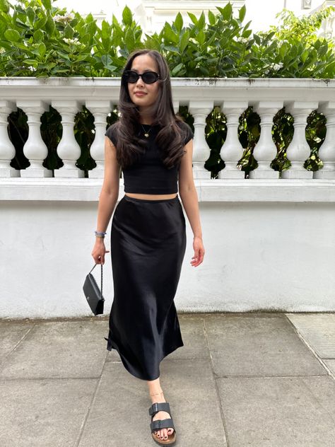 Satin Midi Skirt Outfits Party, Black Midi Skirt Outfit Summer Casual, Long Silk Skirt Outfit Casual, Midi Black Skirt Outfit Summer, Silky Midi Skirt Outfit, Black Long Silk Skirt Outfit, Long Black Skirt Outfit Party Night, Black Long Satin Skirt Outfit, Satin Skirt Black Outfit