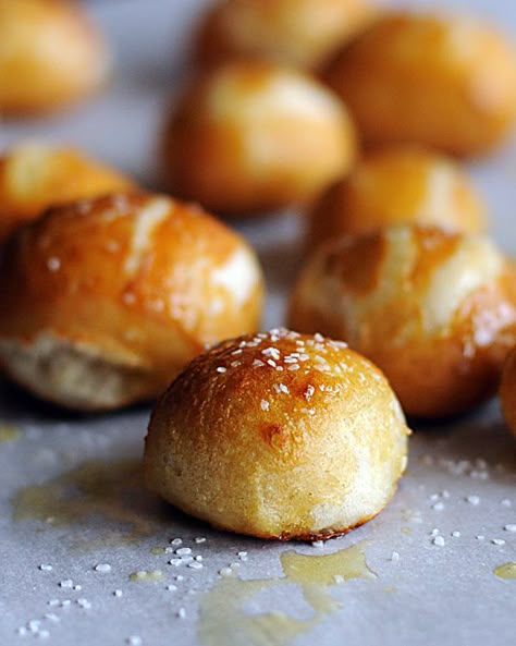 Homemade Pretzel Bites, Homemade Pretzel, Mall Food Court, Homemade Pretzels, Bread Maker Recipes, Cloud Bread, Soft Pretzels, Bread Machine Recipes, Bread Maker