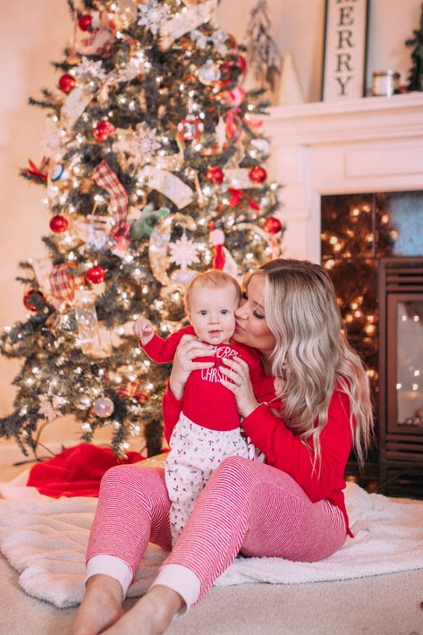 Christmas Pj Photoshoot At Home, Christmas Tree Pajama Pictures, Christmas Tree Family Photos Indoor Pajamas, Family Christmas Morning Pictures, Christmas Card Pajamas, Christmas Morning Pictures Families, Matching Pjs Christmas Photos, Christmas Picture Ideas At Home, Christmas Family Pjs Picture Ideas