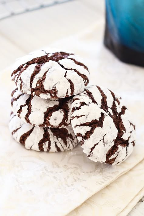 Chocolate Crinkle Cookies - best, homemade, classic Christmas holiday cookies recipe! Sweet, fudgy and loaded with cocoa and sugar | rasamalaysia.com Chocolate Crackle Cookies, Mexican Hot Chocolate Cookies, Chocolate Crinkle Cookies Recipe, Crackle Cookies, Chocolate Crackles, Dark Chocolate Mint, Crinkle Cookies Recipe, Chocolate Mint Cookies, Chocolate Crinkle