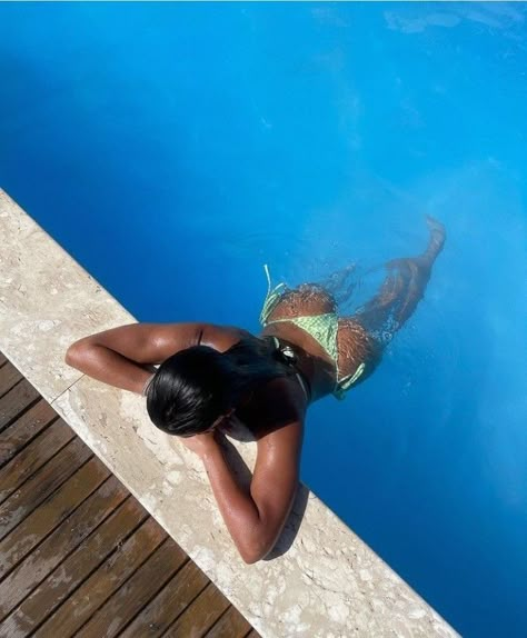 Foto In Piscina Aesthetic, Swimsuit Pool Poses Ideas, Poolside Poses Instagram, By The Pool Poses, Pool Photo Inspiration, Photo Insta Piscine, Swimpool Photo Ideas, Pool Pic Poses, Poses For The Pool